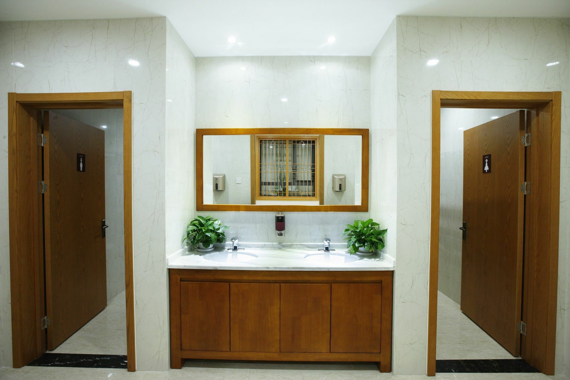 Beijing Dongdan Hotel Near Wangfujing Street,Tian'Anmen Square,The Forbidden City,Free Self-Service Laundry Room Экстерьер фото